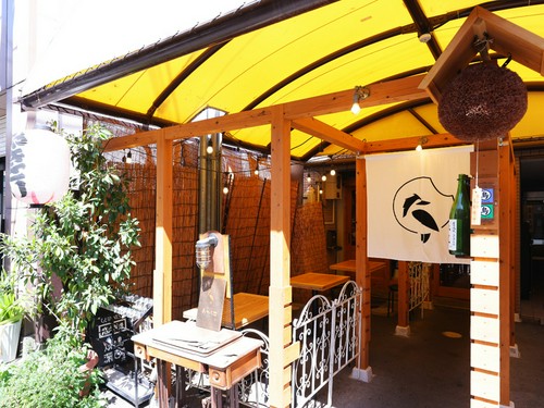 環状線「天満」駅からすぐの立地。エントランスは明るい雰囲気