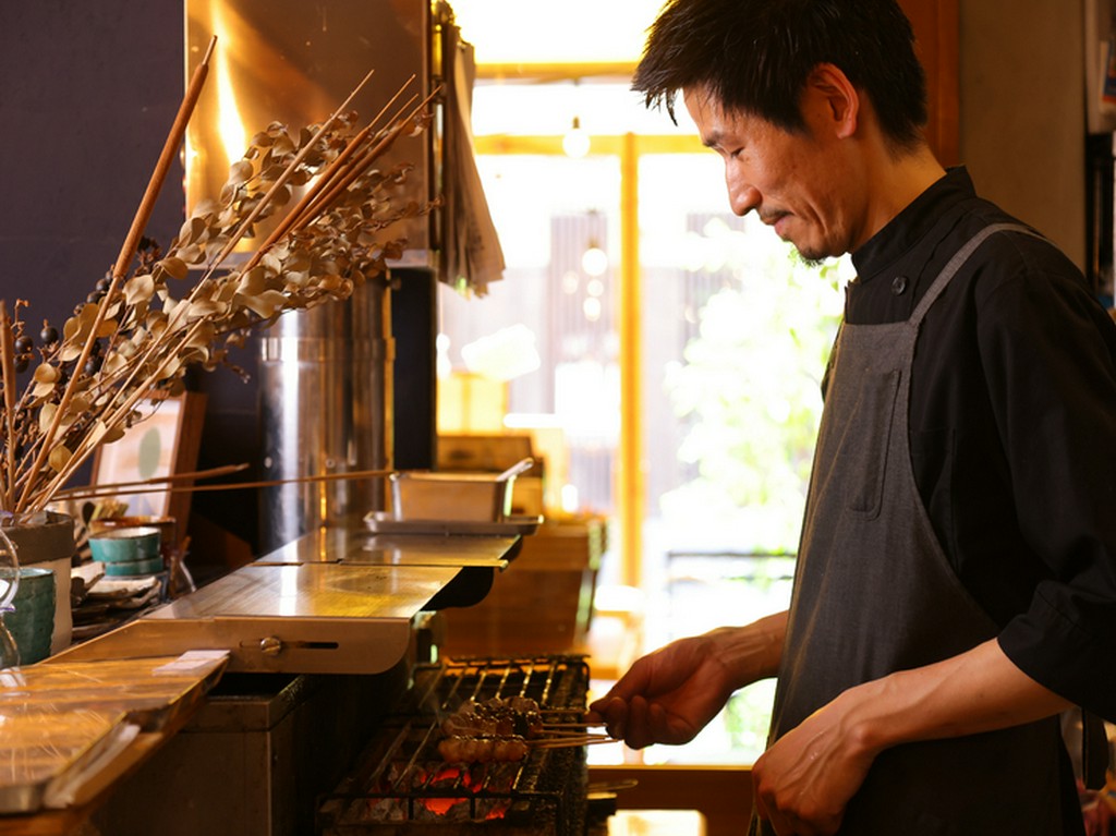 フレンチや和食の技法をベースにさまざまな焼き鳥串を創出中