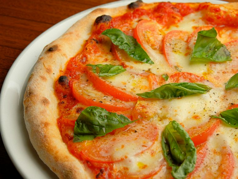 生地から手づくり。石窯で焼き上げる、一番人気の『 <クアトロ特製>マルゲリータ』