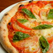 クアトロオリジナルマルゲリータ。まるごとフレッシュトマトのジューシーさが売りの人気No.1ピッツァです。