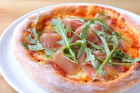 黒豚生ハムをトッピングした生ハムのコクと旨味、ルーコラの辛味と風味がすごくマッチしたピッツァです。