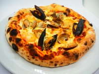 魚介たっぷりピッツァ！　それぞれの具材の旨味を色々楽しめるシーフード好きにはたまらないピッツア。