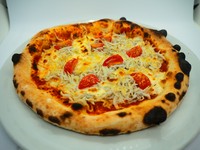 ナポリピッツァの定番。さっぱりとした味わいで、安定のおいしさ。