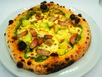 ソーセージの風味と旨味と、ポテトの食感、ジェノベーゼの香りが面白いピッツァ。