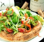 ピザ生地の上に野菜がたっぷり乗った菜園風ピッツァ。