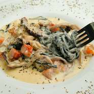 濃厚さを極めた逸品。イカ墨を練りこんだタリオリーニと白いカルボナーラソースの対極的な色合いが楽しく、見た目のインパクトでも魅了してくれます。具材もたっぷりで、食べ応えバッチリ。ワインが進みます。