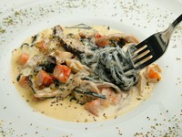 白と黒。見た目のコントラストも楽しい『ベーコンとキノコの特製カルボナーラ～イカスミのタリオリーニ～』