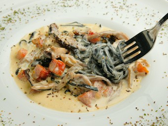 白と黒。見た目のコントラストも楽しい『ベーコンとキノコの特製カルボナーラ～イカスミのタリオリーニ～』