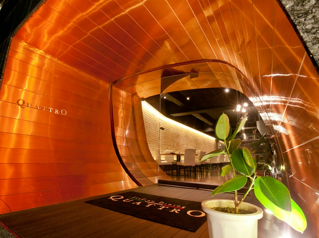 ラグジュアリーな空間が自慢の【Bar e Trattoria QUATTRO】