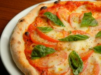 当店オリジナル！　ゴロゴロの大きめフレッシュトマトを乗せたマルゲリータです。食べごたえ抜群。満足感の高い一品です。