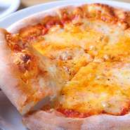 チーズ好きにはたまらない！　チェダー・モッツァレラ・ゴルゴンゾーラ・グラナパウダーの4種のチーズで仕上げました。ハチミツとの相性も抜群！