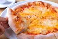 チーズ好きにはたまらない！　チェダー・モッツァレラ・ゴルゴンゾーラ・グラナパウダーの4種のチーズで仕上げました。ハチミツとの相性も抜群！