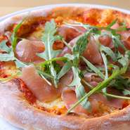 生地を焼き上げてからたっぷりの生ハムを散りばめました。香り高いルッコラと共に楽しむ、大人の味ピッツァです。

（トマトソース、ミックスチーズ 黒豚生ハム、ルーコラ、グラナパダーノ）