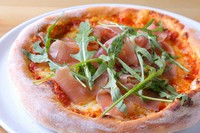 生地を焼き上げてからたっぷりの生ハムを散りばめました。香り高いルッコラと共に楽しむ、大人の味ピッツァです。

（トマトソース、ミックスチーズ 黒豚生ハム、ルーコラ、グラナパダーノ）