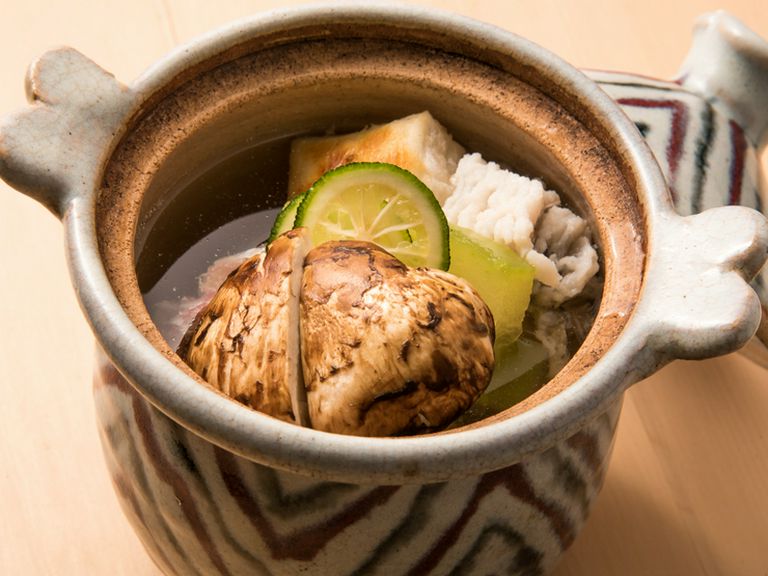 特注土鍋を使用し一番だし香る『グジ、鱧、松茸のおひとり鍋』、土瓶蒸しにはない味わい深さが堪能できる
