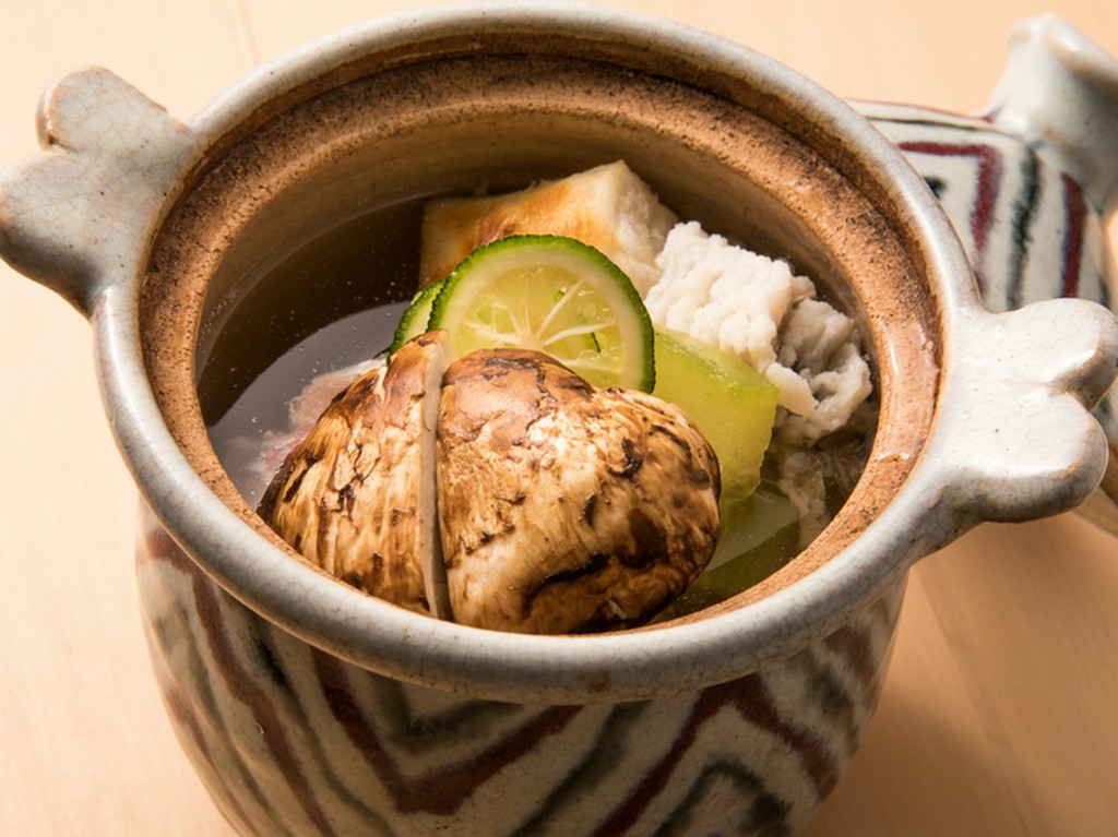 特注土鍋を使用し一番だし香る『グジ、鱧、松茸のおひとり鍋』、土瓶蒸しにはない味わい深さが堪能できる