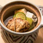 若狭のグジと京都の夏を代表する鱧、芳醇な香りが特徴の松茸を、鰹の一番だしでクツクツ煮込む『グジ、鱧、松茸のおひとり鍋』。この一品のために特注したこだわりの土鍋だからこそ、深い味わいが堪能できます。