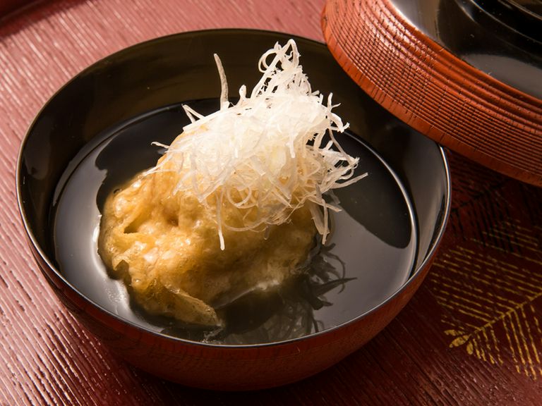 具は百合根と木茸だけ、シンプルだからこそ湯葉の風味と味が感じられる『百合根、木茸の湯葉まんじゅう』