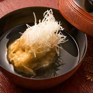 湯葉の風味を最大限に活かすために、中に入る具は百合根と木茸のみ。鰹の一番だしを効かせ、トロっとさせたあんを上からかけていただきます。白髪ネギと千切り生姜が良いアクセントになり、食が進む一品です。