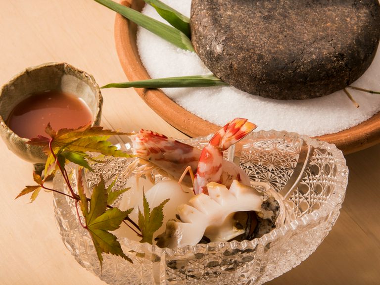 どんなお酒にも合い、五感に響く『魚介類酒盗漬けの石焼』、焼き付ける時間もまた楽しい