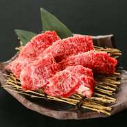 厳選されたA5ランク以上の銘柄和牛を、手頃な価格で気軽に味わえる【焼肉どうらく　心斎橋店】。一頭買いで仕入れられた肉は、部位に合わせて職人が丁寧に手切りし、華やかな盛付けで提供してくれます。