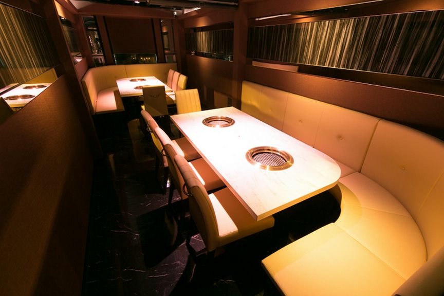 高級感漂うソファー席。カーテンで仕切って半個室にすることも