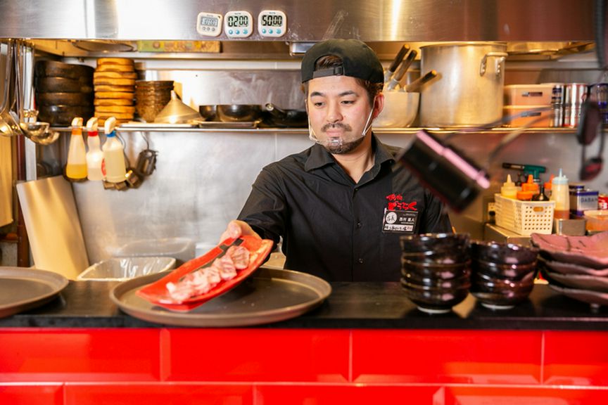 ゲストの笑顔のために、真心を込めて調理する料理人・西村氏