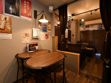 温かみのあるアットホームな店内でくつろぐ