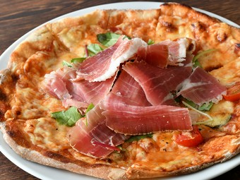 クリスピータイプの生地とたっぷりの生ハムが食欲をそそる『生ハムピザ』