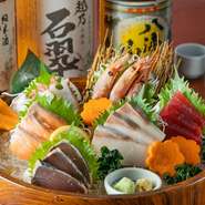 北海道や三陸沖、玄界灘など日本各地で水揚げされる海の幸を満喫できます。信頼のおける業者が目利きする旬魚は、新鮮且つ脂もしっかりと乗っています。