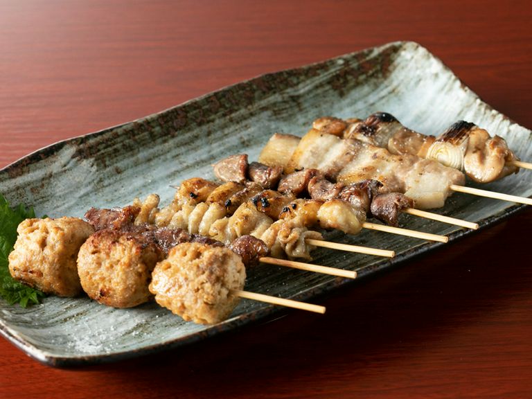 つくねやモモなど、7種類の異なるジューシーさを食べ比べ『焼き鳥7品』