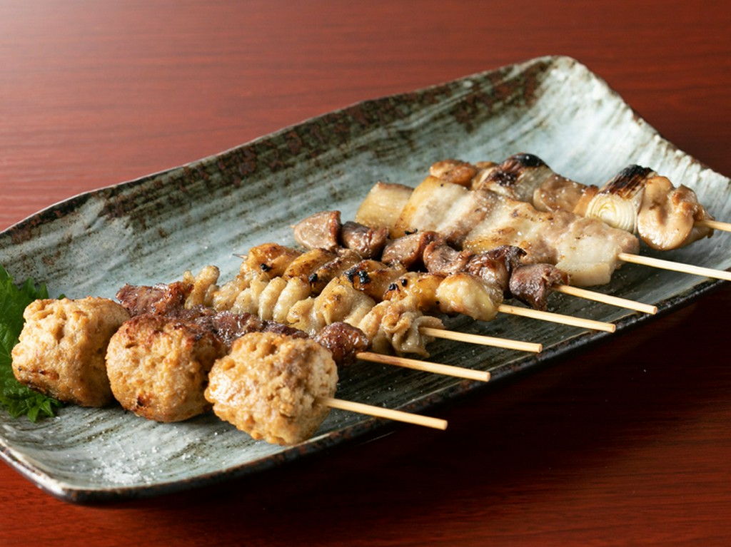 つくねやモモなど、7種類の異なるジューシーさを食べ比べ『焼き鳥7品』