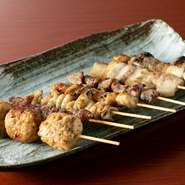 国産鶏肉を一串ずつ、毎日店内で手打ちしている自家製の焼き鳥です。3品・5品もあるので、お腹の空き具合に合わせられるのも魅力。味付けはタレ・塩から選べます。
