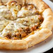 担々麺をヒントに、具材にたっぷりの山椒をきかせた挽き肉、そしてチーズをのせた熱々ピザ。もっちりのパン生地で食べ応えも充分です。人数や他料理との兼ね合いでハーフ・レギュラーからお好みでサイズを選べます。