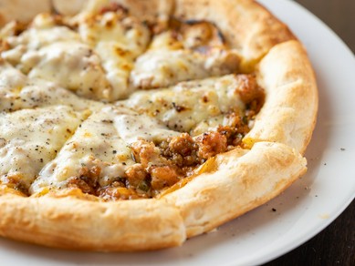 お腹の空き具合で量を調整できるのがありがたい。ピリリとしびれるおいしさの『スパイシーミートピザ』