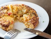 口の中で半熟卵がとろけ、色んな具材とのシンプルながら贅沢な出逢いがおいしい『スペイン風オムレツ』