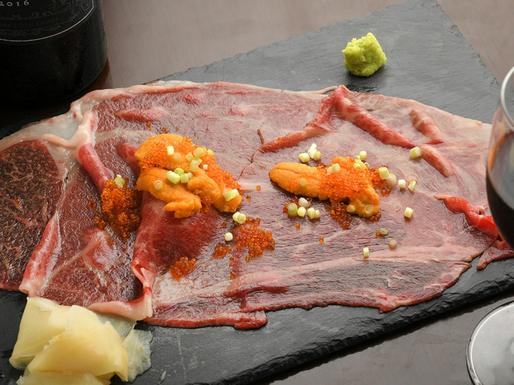 大判の薄切りサーロインにウニがとろける『和牛の大判ウニク寿司』