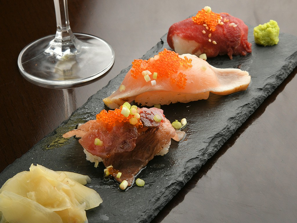 ３種の肉の味わいを贅沢に盛り合わせた『肉寿司食べ比べ』