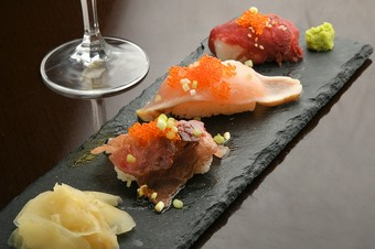 ３種の肉の味わいを贅沢に盛り合わせた『肉寿司食べ比べ』