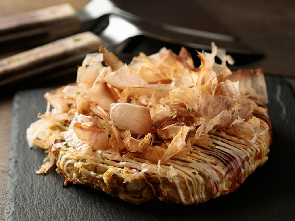定番中の定番のお好み焼き。たっぷり野菜とカリカリ豚肉がたまらないおいしさの『豚玉』
