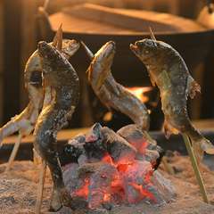 新鮮な食材をシンプルに炭火で焼き上げる『鮎の塩焼き』