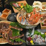 『シマアジの姿造り』をはじめ、獲れたての旬の魚介が大集合。蟹の刺身、蟹鍋、蟹味噌を使った料理など、蟹を余すことなく楽しめる『贅沢蟹三昧』もおすすめです。