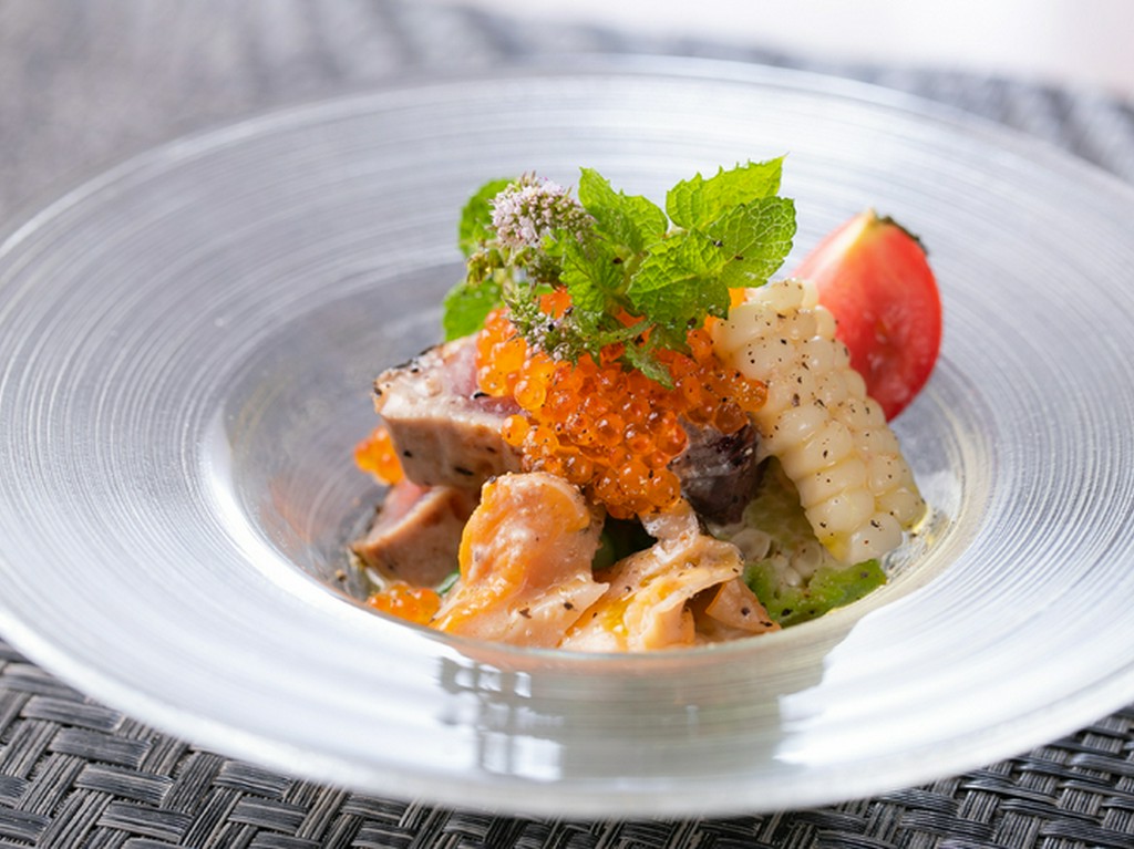 糸島産イエロートマトのソースで味わう『カツオの炙りのカルパッチョ』