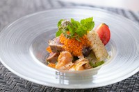 糸島産イエロートマトのソースで味わう『カツオの炙りのカルパッチョ』
