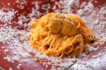 ウニを贅沢に山盛りした『北海道産雲丹のトマトクリームソース』