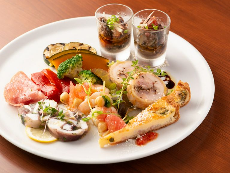 旬の野菜がたっぷり!ボリューミーな「前菜盛合せ5点盛り(2人前)」