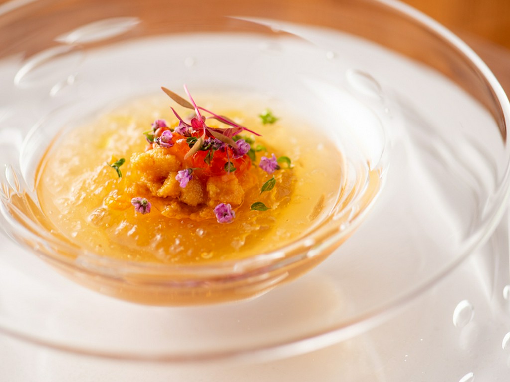 魚介のダシが深い味わいを醸す『生雲丹　温泉卵　コンソメジュレ』