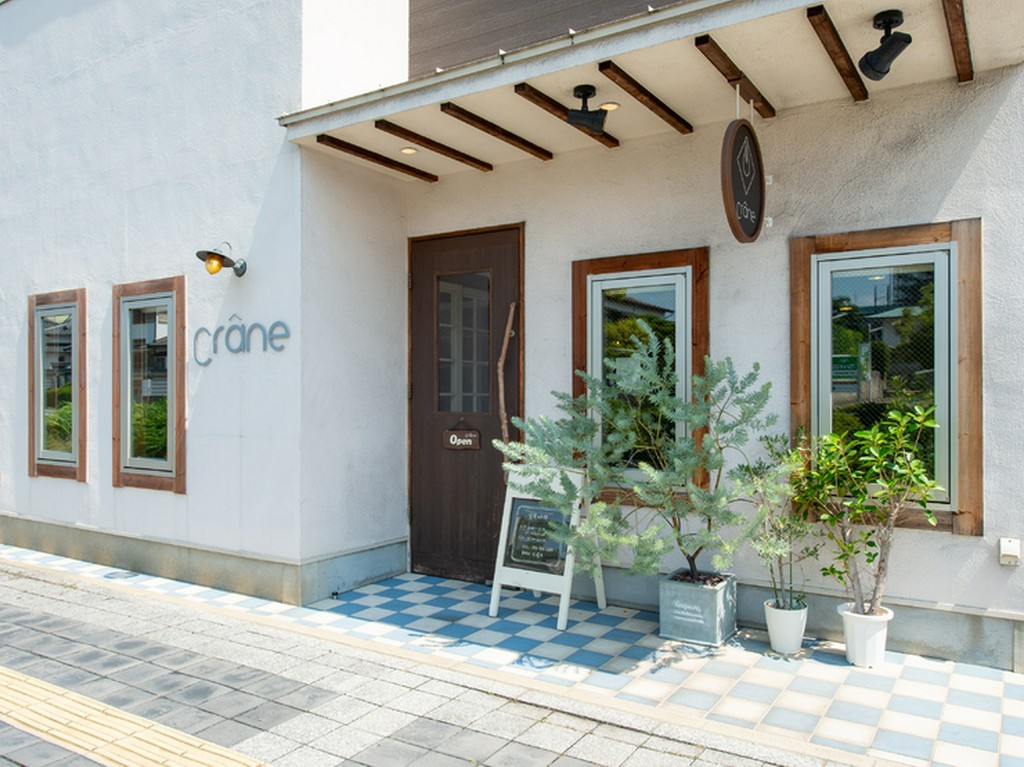 フランスの田舎の家を思わせる白壁のおしゃれな外観