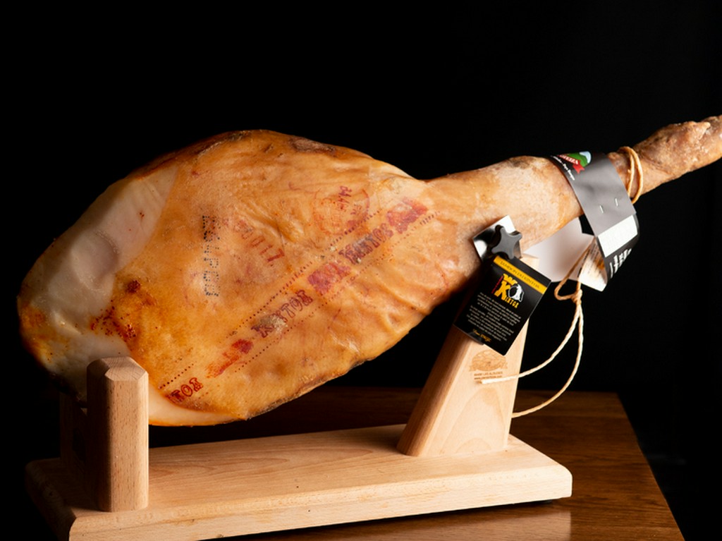 最高級の味わいを堪能する『純血100％KINTOA豚の生ハム』