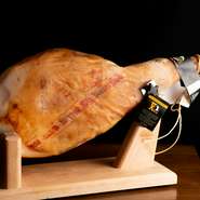 希少価値の高い「KINTOA豚」を使った生ハム。バスク豚の第一人者であるピエール・オテイザ氏が手がけた最高級の一品です。脂が多いもののさっぱりしており、酸味の強いバスクワインと相性抜群です。